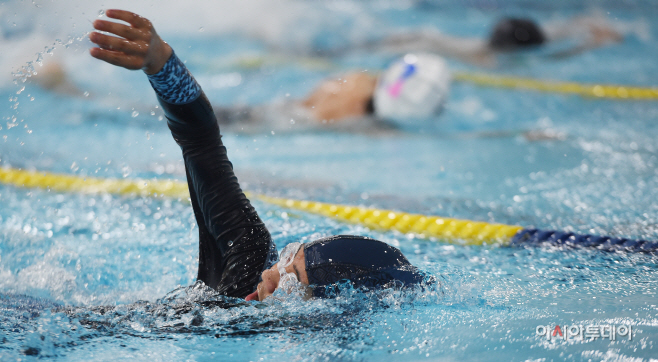22일 서울 마포구 마포푸르메스포츠센터에서 열린 ‘2019 제6회 서울시 발달장애인 수영대회’에서 참가선수가 힘찬 레이스를 펼치고 있다. /김현우 기자