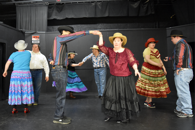 무대에서 공연 중인 장애인 예술가.