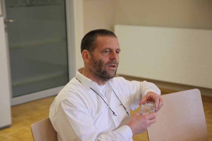 ▲ 아샤우 어린이재활병원 치료파트 책임장인 귄터 마이어(Günther Mayer)