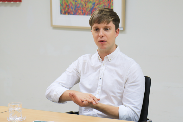 기부금이 어린이재활병원을 지키는 데 도움이 되길 바란다고 밝힌 줄리안 퀸타르트.