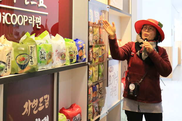 라면공방에 대해 설명하고 있는 아이쿱생협 이사 송은주 씨