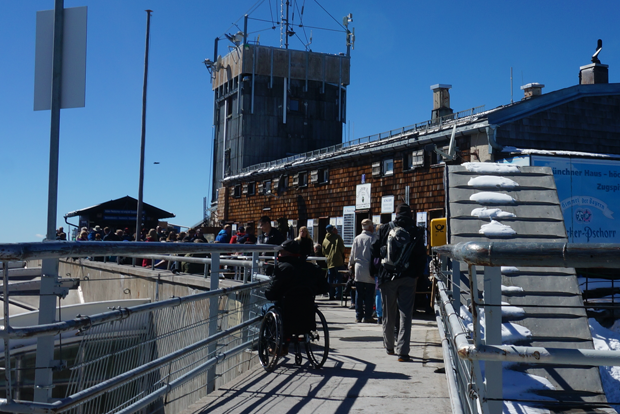 독일 츄크슈피체에서 본 휠체어 탄 관광객