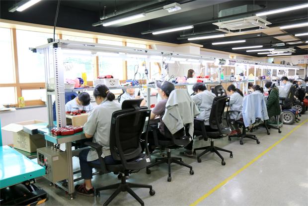 가스안전차단기와 블랙박스 등 전자제품을 생산하고 있는 라피드보호작업장.