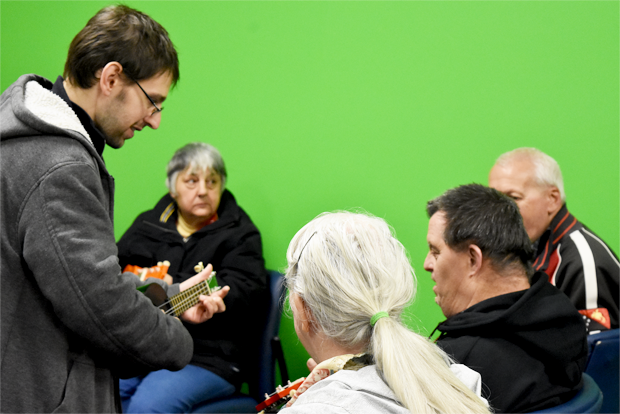 음악과 나들이를 좋아하는 장애인을 위한 우클렐라 교육