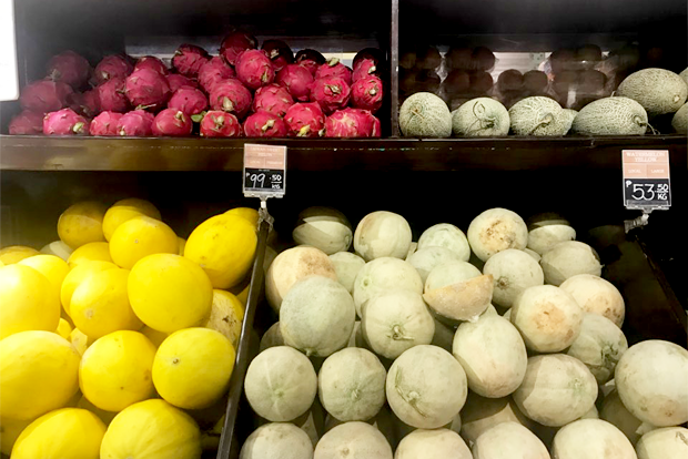 슈퍼마켓에서 파는 다양한 열대 과일