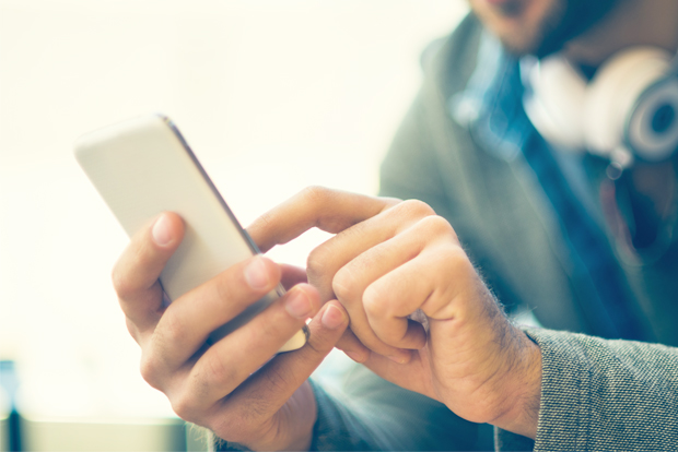 휴대폰 액정에 손을 갖다대는 남성