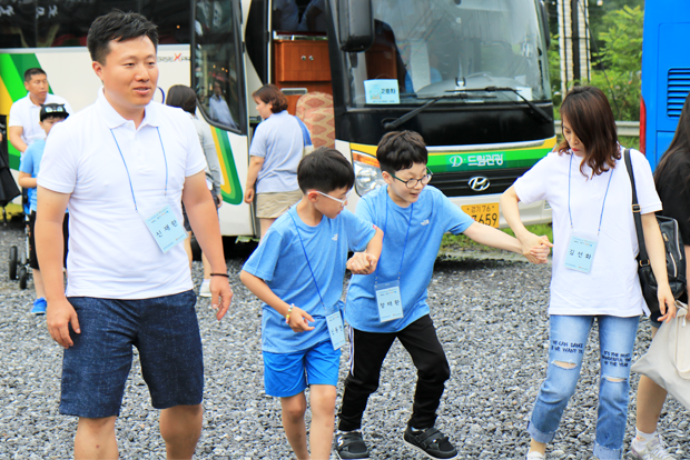 손을 잡고 걷고 있는 태환이와 친구 동현이