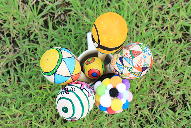 한국존슨앤드존슨 임직원이 장애어린이를 위해 알록달록하게 꾸민 마라카스