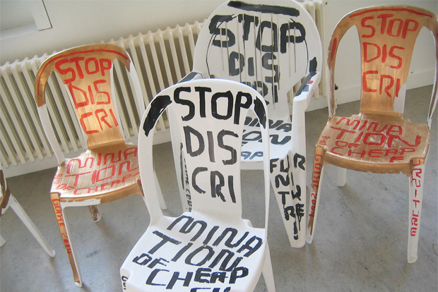 영어로 '차별금지'라고 쓰인 의자들