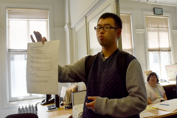 자신의 업무 일정을 보여주고 있는 발달장애인 재키