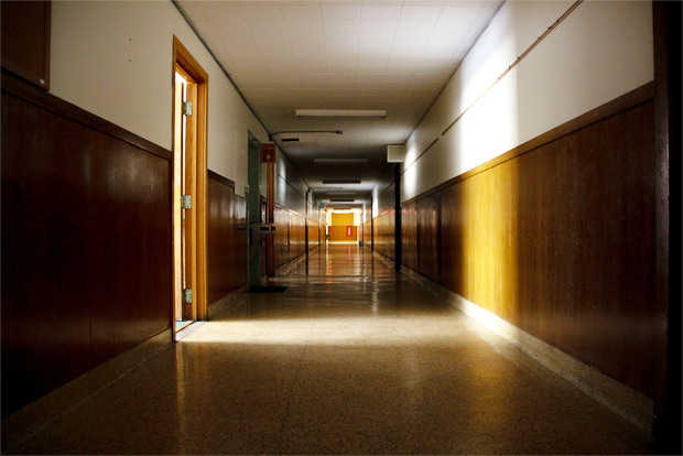 어두컴컴한 학교 복도의 빛이 새어나오고 있는 교실