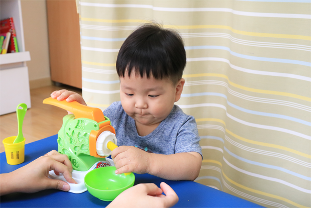 치료도구를 순서에 맞게 이용하고 있는 현우