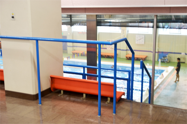 ▲ 1층 수영장 전체를 관람할 수 있는 관람석.