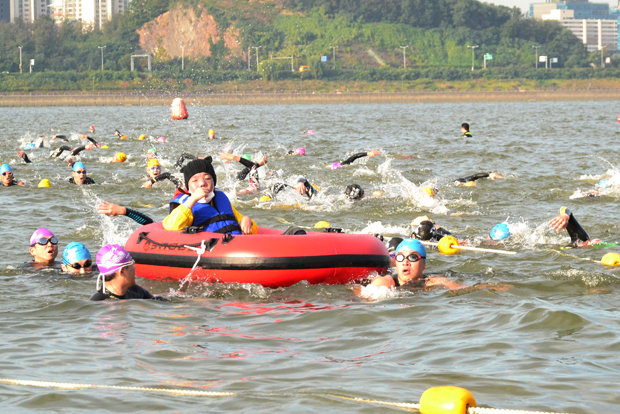 수영 1.5km의 도착지점으로 향하고 있는 은총부자