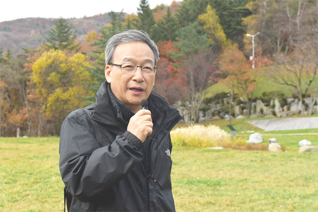 한 편의 시를 쓰는 방법을 설명하고 있는 정호승 시인