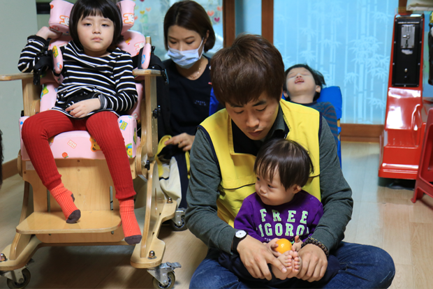 “치료 잘 받았으니까 귤 주세요! 귤!”