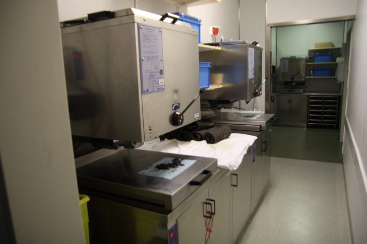 ▲ 진흙팩을 제조하는 기기의 모습