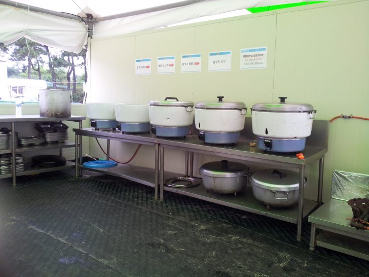 ▲ 밥을 짓는 순서가 친절히 안내되어 있는 공동 취사장