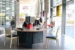 ▲ 카페, 상점, 미용실, 마사지실, 휴게실 등 다양한 편의시설이 마련된 병원 로비(출처 : www.hoehenried.de)