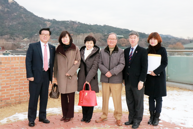 중증장애인의 치과치료에 힘을 보탠 KB국민은행 관계자들과 이남림 기부자