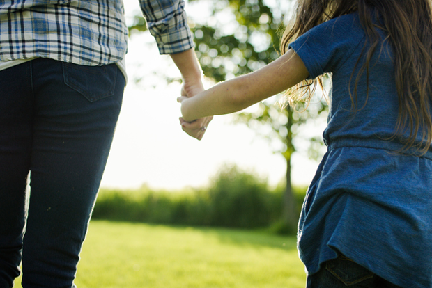 손잡고 있는 엄마와 딸