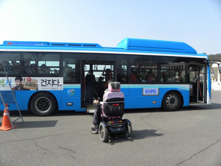 ▲ 휠체어 탑승이 가능한 저상버스로 교체된 해군사관학교 셔틀버스