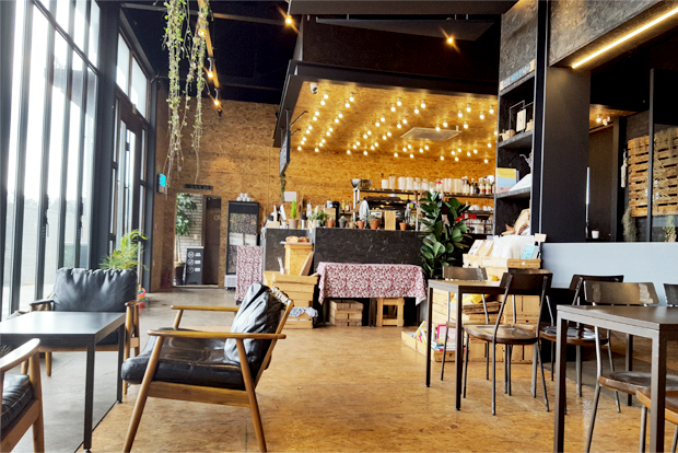 농장 수확물로 만든 간식과 커피를 맛볼 수 있는 아늑한 카페 보롬왓