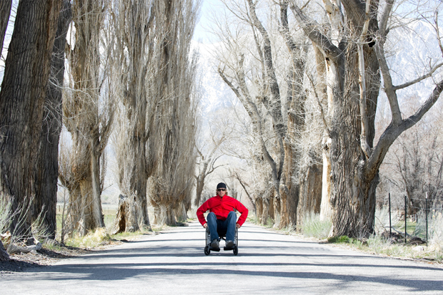 휠체어를 타고 여행하는 장애인