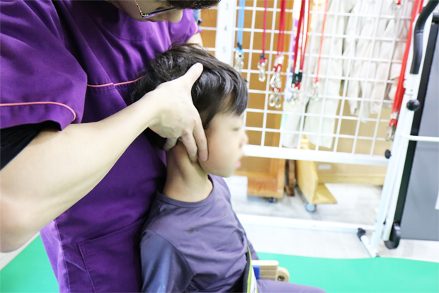 뒤로 젖혀지는 자세를 교정하고 있는 준호