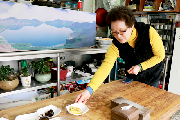 손님에게 계란말이를 서비스로 주고 있는 김진숙 기부자