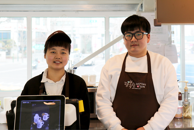 친절하게 손님을 맞이하는 직원 강지원 씨와 최명근 씨