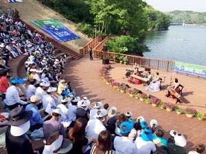 ▲ 충북 진천 미르숲 수변무대에서 다양한 테마를 주제로 열리고 있는 현대모비스 미르숲 음악회.