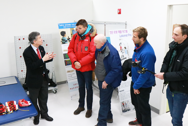 푸르메어린이재활병원 치료실을 둘러보고 있는 제임스와 친구들