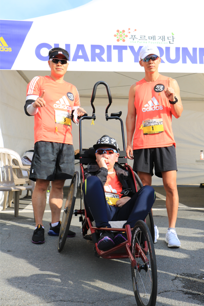 10km 완주를 마치고 포즈를 취한 은총부자와 션 홍보대사.