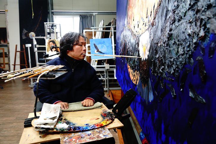 ▲ 새롭게 태어난 독수리의 날개짓을 입으로 표현하고 있는 박정 작가의 모습.