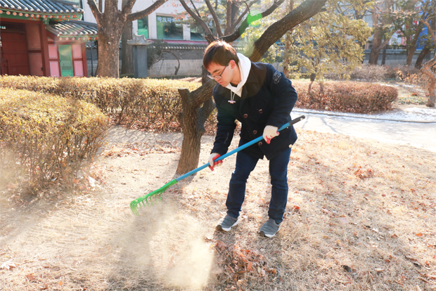 하루 4시간씩 탑골공원을 청소하는 한영빈 씨
