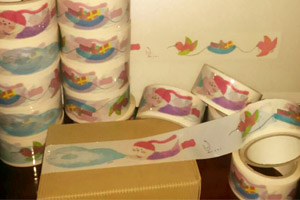 ▲ 아트상품으로 캐릭터 ‘보’가 하늘을 날고 있는 그림을 활용해 박스테이프를 제작했다.