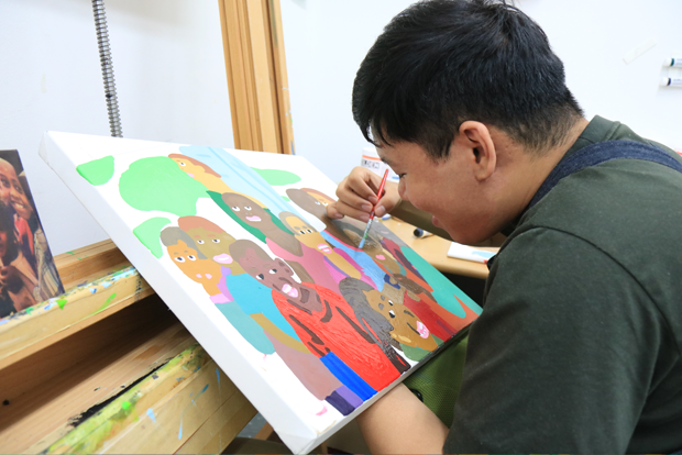 작업에 열중하고 있는 신동민 씨