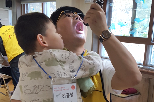 “아저씨 봐라. 이렇게 아~하면 돼. 동굴 같지?” 푸르메재단 고액기부자모임 더미라클스 회원 전홍철 님