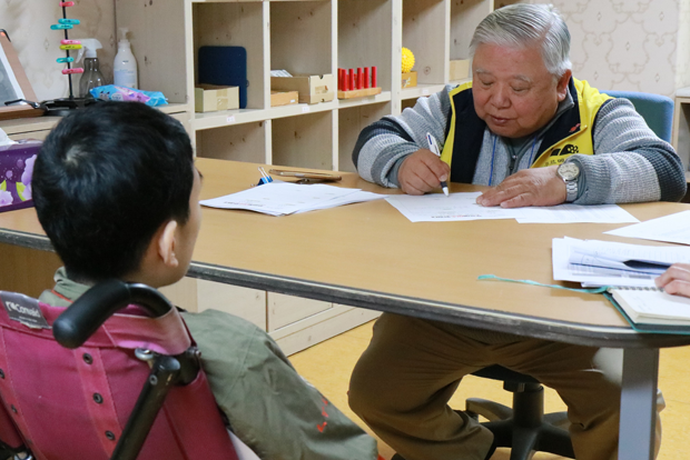 시설 이용자의 재활상담을 하고 있는 푸르메재단 넥슨어린이재활병원 이일영 초대원장