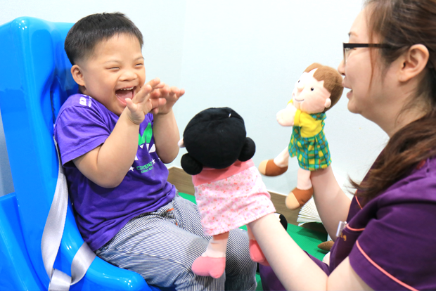 언어치료를 받고 있는 준민이