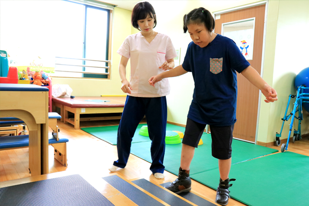 새 신발을 신고 물리치료를 받고 있는 선우