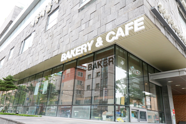 건물 외벽의 카페 간판