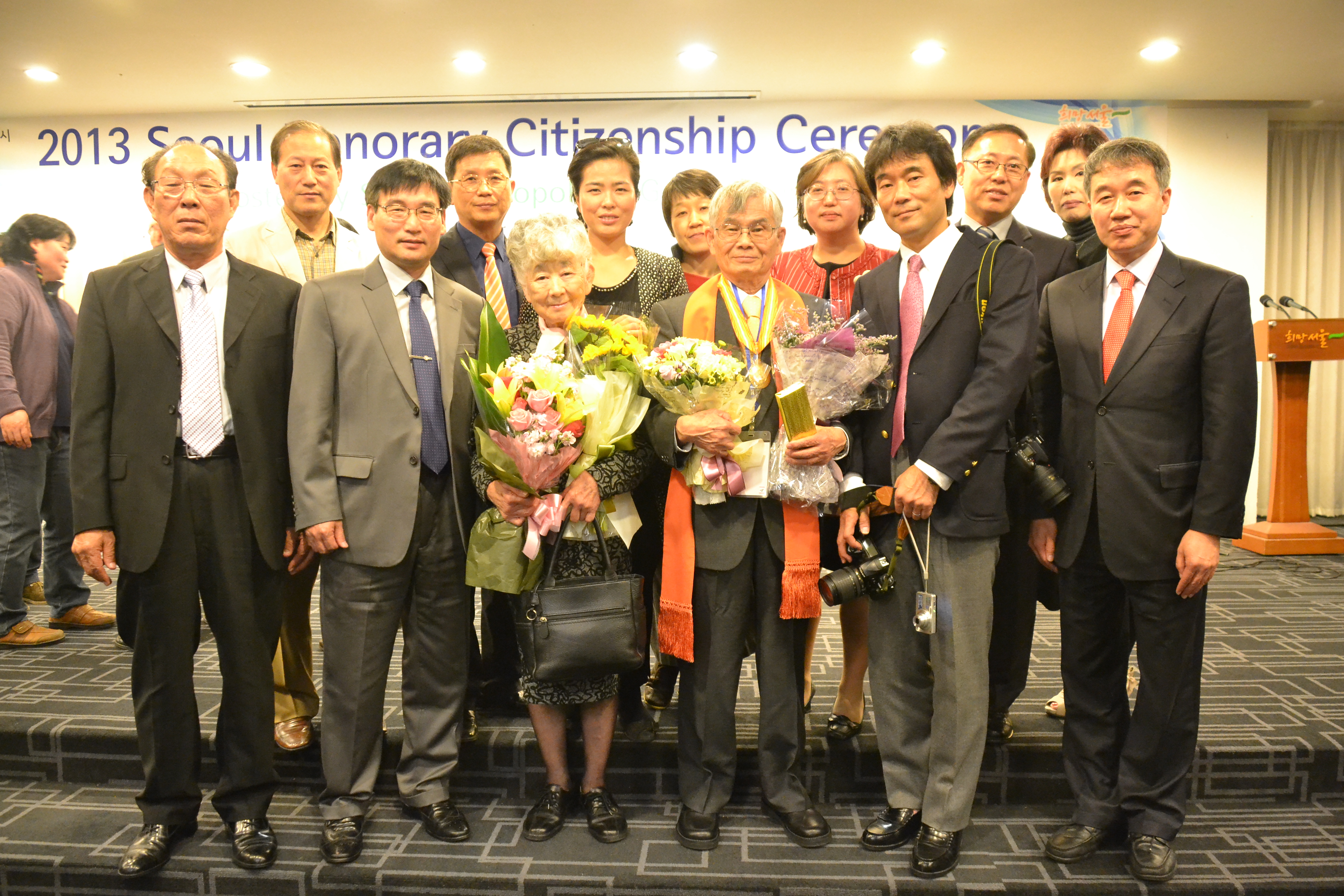 ▲ 이 날 시상식을 축하하기 위해 할아버지와 오랫동안 빈민 운동을 함께 해 온 분들부터 사진 작가, 아동문학가 등 각계각층의 많은 분들이 함께 해주었습니다.