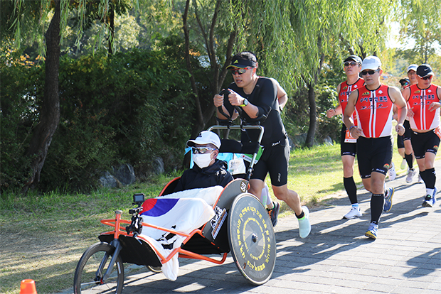마지막 경기인 마라톤을 뛰고 있는 은총부자