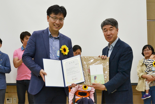 2015년 푸르메재단 설립 10주년 행사에서 감사장을 받은 유영인 님