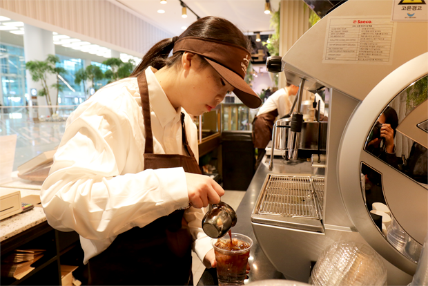 아이스 아메리카노를 만들고 있는 임수민 바리스타