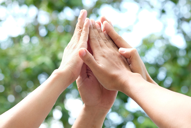 손을 모으고 있는 모습