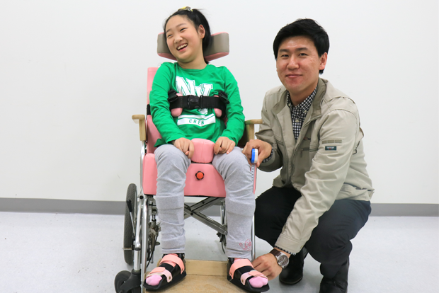 3주 후면 보조기구를 받아볼 수 있다는 보조공학사의 말에 웃음 짓는 소율이