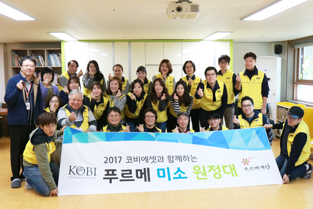 장애인에게 환한 미소를 선물할 수 있어 기쁘다는 이민종 님 (뒷줄 오른쪽 두 번째)